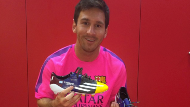 Pemain Barcelona, Lionel Messi, dengan sepatu barunya