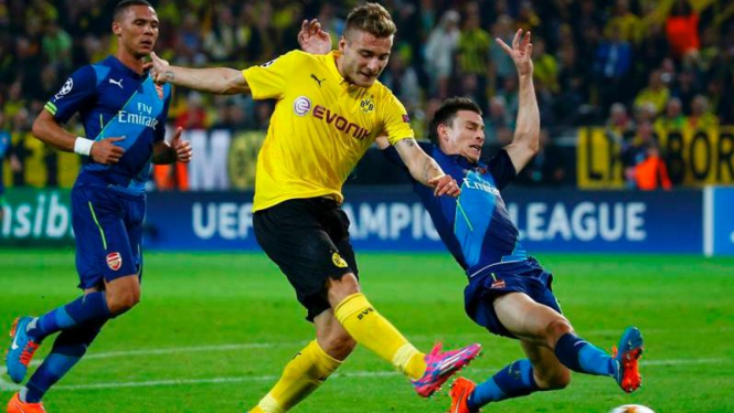 Striker Borussia Dortmund, Ciro Immobile mencetak gol ke gawang Arsenal