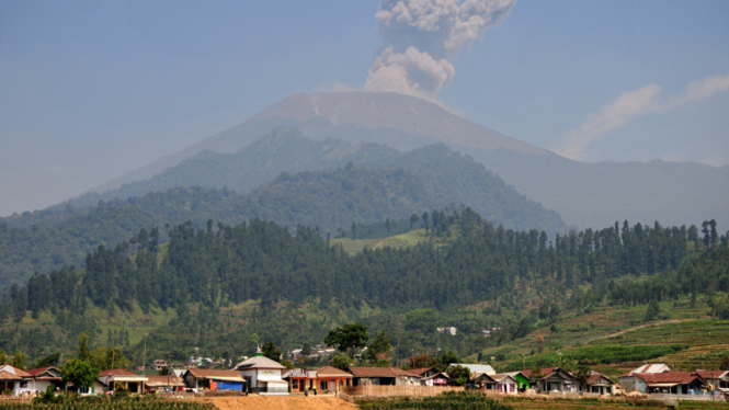 Gunung Slamet saat mengeluarkan material vulkanik pada 2014 lalu. 
