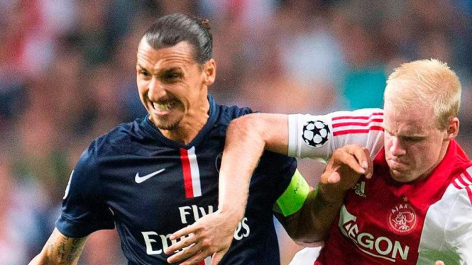 Pemain Paris Saint-Germain, Zlatan Ibrahimovic, saat lawan Ajax