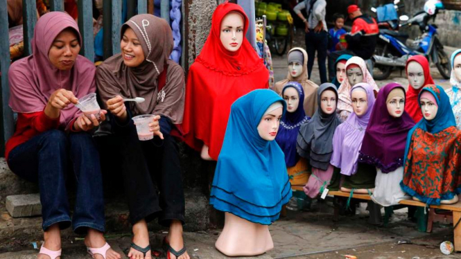 Busana hijab jilbab pedagang busana muslim di Pasar Tanah Abang