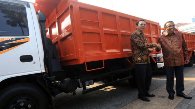 Ahok Terima Sumbangan 14 Truk Sampah