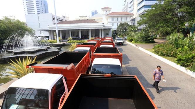 DKI Jakarta Terima Sumbangan 14 Truk Sampah