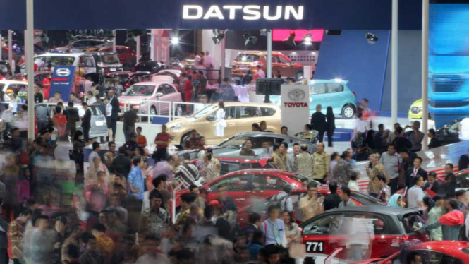 Sejumlah pengunjung memadati hari pertama pameran Indonesia International Motor Show (IIMS).
