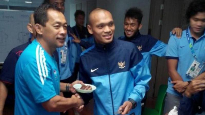 Pemain Timnas Indonesia, Ferdinand Sinaga, diberi kue ulang tahun