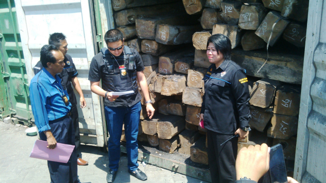 Polisi Pelabuhan Surabaya Amankan 9 Kontainer Kayu Jati asal Sulawesi