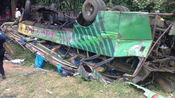 Bus Karunia Bakti Z 7853 D, terbalik di Tol Jagorawi