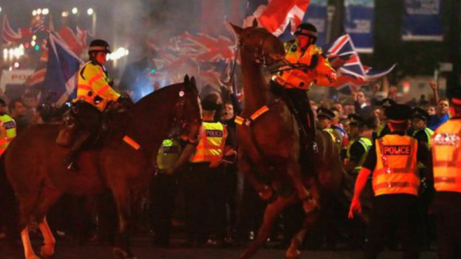 Polisi berkuda memisahkan dua kubu demonstran di Glasgow