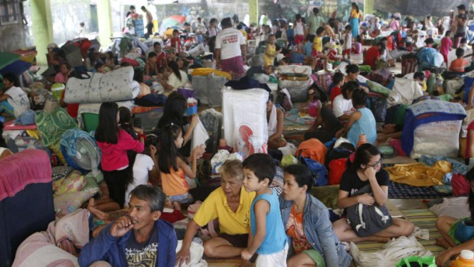 Pusat evakuasi warga Manila yang terkena banjir, Sabtu, 20 September.