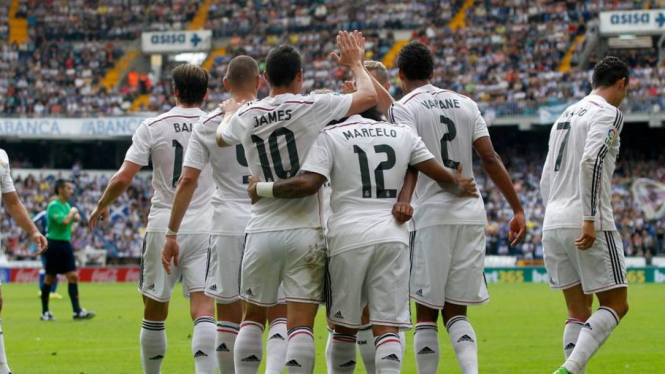 Pemain Real Madrid rayakan gol.