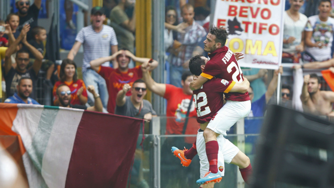 Pemain AS Roma Mattia Destro dan Alessandro Florenzi merayakan gol