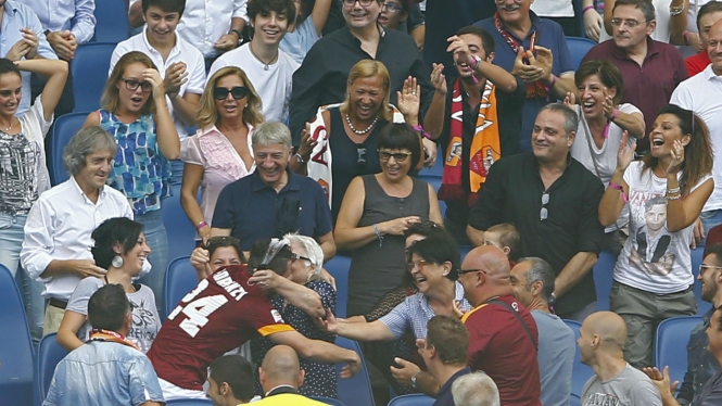 Pemain AS Roma Alessandro Florenzi memeluk sang nenek