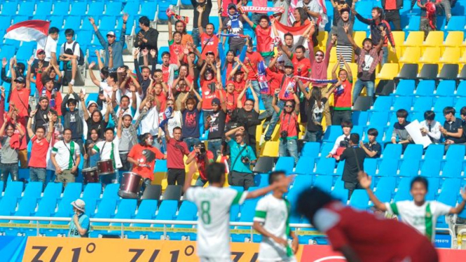 Pendukung Indonesia bersorak merayakan gol Timnas U-23