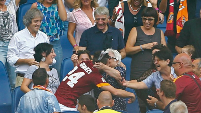 Alessandro Florenzi memeluk sang nenek saat melawan Cagliari