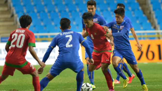 Pemain Timnas Indonesia U-23, Syakir Sulaiman, dikepung pemain Thailand