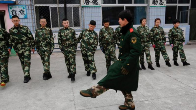 Para remaja mendapat latihan militer di pusat rehabilitasi