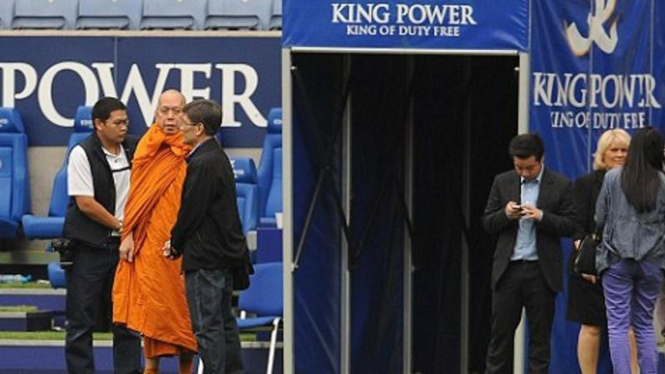 Para biksu mengunjungi King Power Stadium sebelum laga