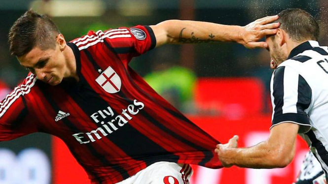 Pemain AC Milan, Fernando Torres, saat hadapi Juventus