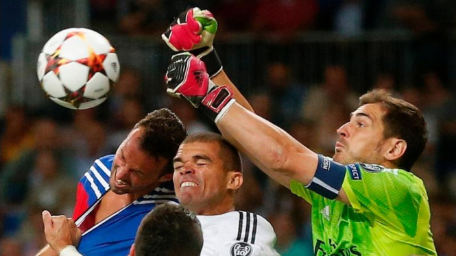 Pemain Real Madrid, Iker Casillas (kanan) dan Pepe (tengah)