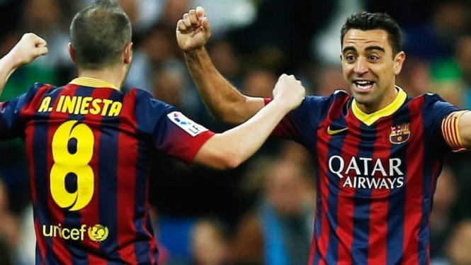 Dua gelandang Barcelona, Andres Iniesta dan Xavi