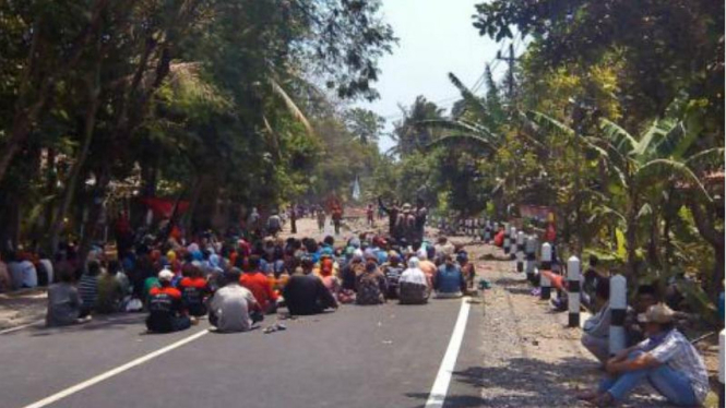 Warga Kulonprogo Blokade Jalan Alternatif Selatan Jawa