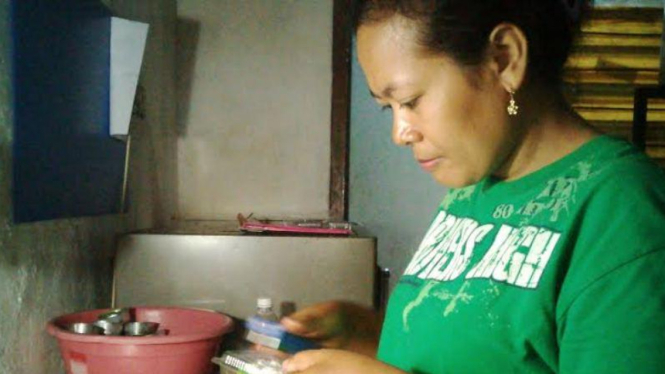 Ibu Penjual Kue Kampoeng Kue Rungkut Surabaya