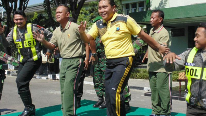 Polisi-Tentara Surabaya Tunjukkan Kebersamaan dengan Goyang Morena