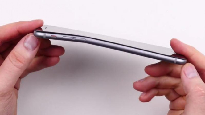 Pengguna memperlihatkan Iphone 6 yang melengkung