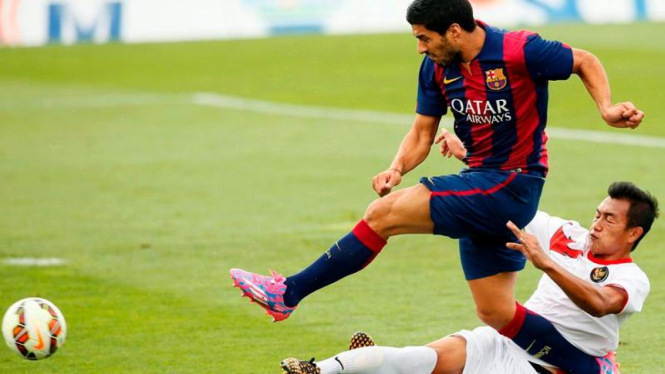 Pemain Barcelona, Luis Suarez, saat hadapi Timnas U-19