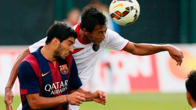 Pemain Barcelona, Luis Suarez, saat hadapi Timnas Indonesia U-19