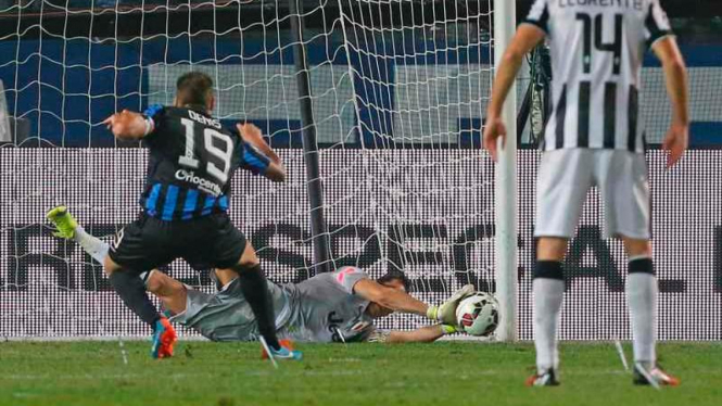 Kiper Juventus, Gianluigi Buffon, gagalkan penalti pemain Atalanta