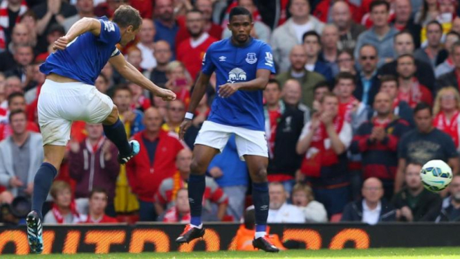 Pemain Everton, Phil Jagielka, saat cetak gol ke gawang Liverpool