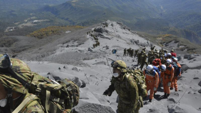 Jepang melakukan pencarian korban di gunung Ontake