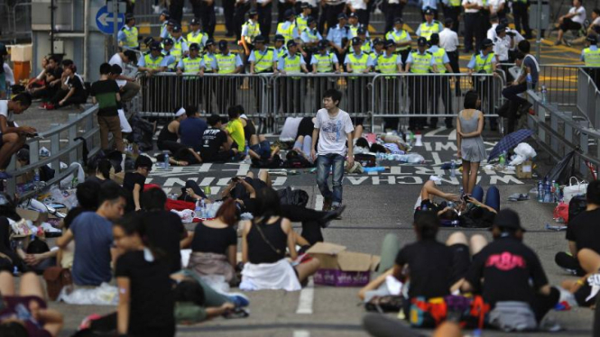 Pemrotes memblokir sebuah jalan dekat kantor pemerintah Hong Kong, 30 September.