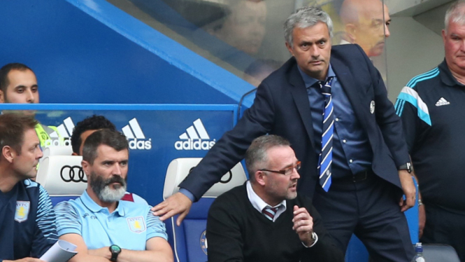 Roy Keane (kiri) dan Jose Mourinho (berdiri)