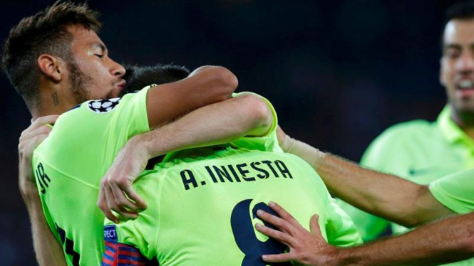 Para pemain Barcelona merayakan gol ke gawang PSG
