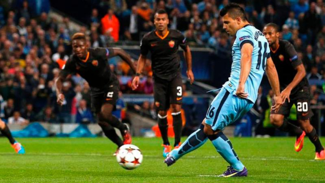 Striker Manchester City, Sergio Aguero menendang penalti ke gawang AS Roma