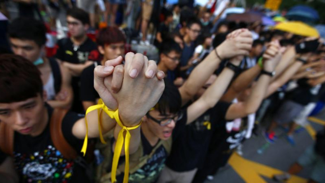 Demonstran Hong Kong menyaksikan upacara pengibaran bendera, 1 Oktober.