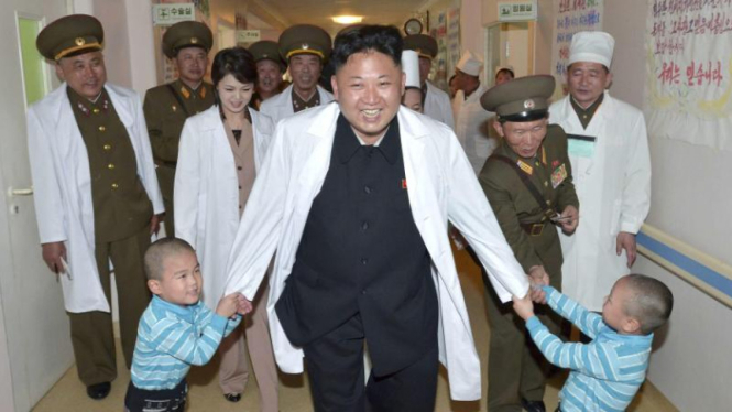 Pemimpin Korut Kim Jong Un saat berkunjung ke Taesongsan, Mei 2014.