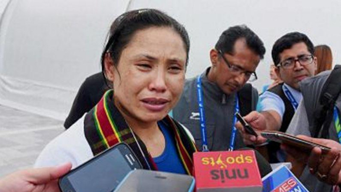 Sarita Devi hanya bisa menangis