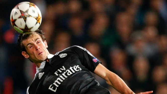 Pemain Real Madrid, Gareth Bale, menyundul bola