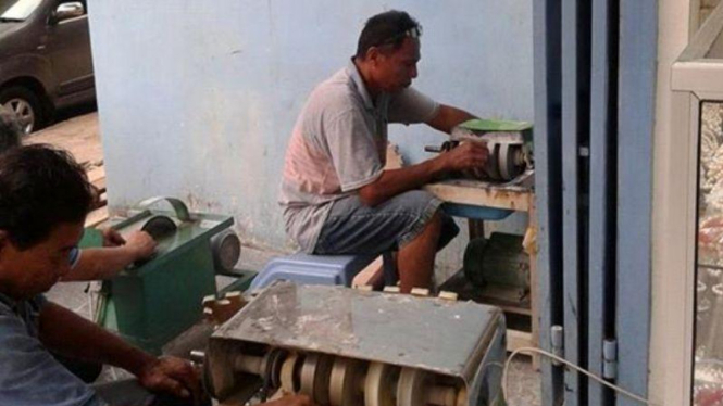 Proses pemotongan dan finishing batu bacan di toko Karya Maluku.
