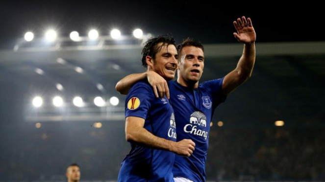 Pemain Everton rayakan gol Leighton Baines