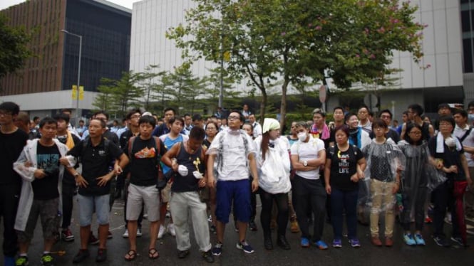 Pemrotes memblokade pintu masuk kantor Kepala Eksekutif Hong Kong, 3 Oktober.