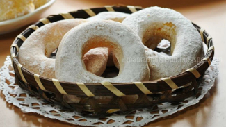 Mudah Membuat Donat Cair Bertabur Gula Halus