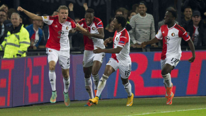 Pemain Feyenoord merayakan gol ke gawang Standard Liege