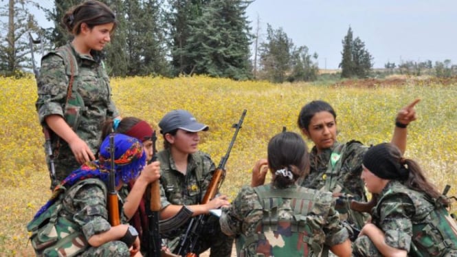 Pejuang wanita Kurdi di kota Qamishli.