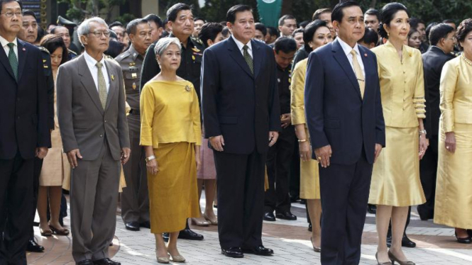 PM Thailand dan anggota kabinet berdoa untuk kesehatan Raja Thailand, 6 Oktober.