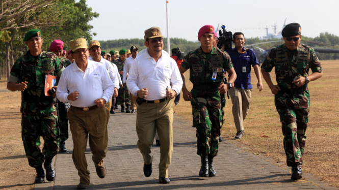 Latihan Menembak Gubernur Seluruh Indonesia di HUT TNI ke 69