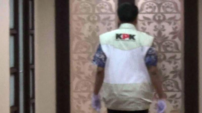 Seorang penyidik KPK saat operasi tangkap tangan.